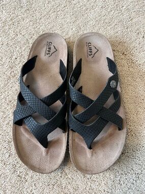 Cliffs by WHITE MOUNTAIN Black Textured Crisscross Slip-On Sandals